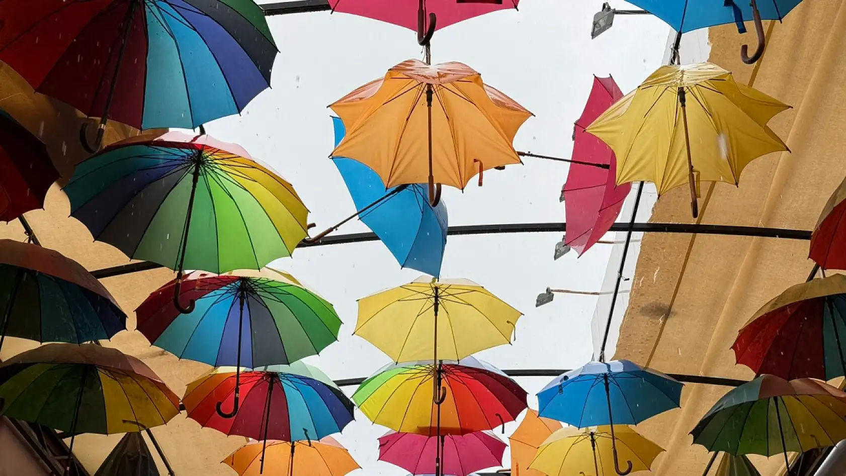 Fethiye'de şiddetli yağışta şemsiyeli sokak zarar gördü