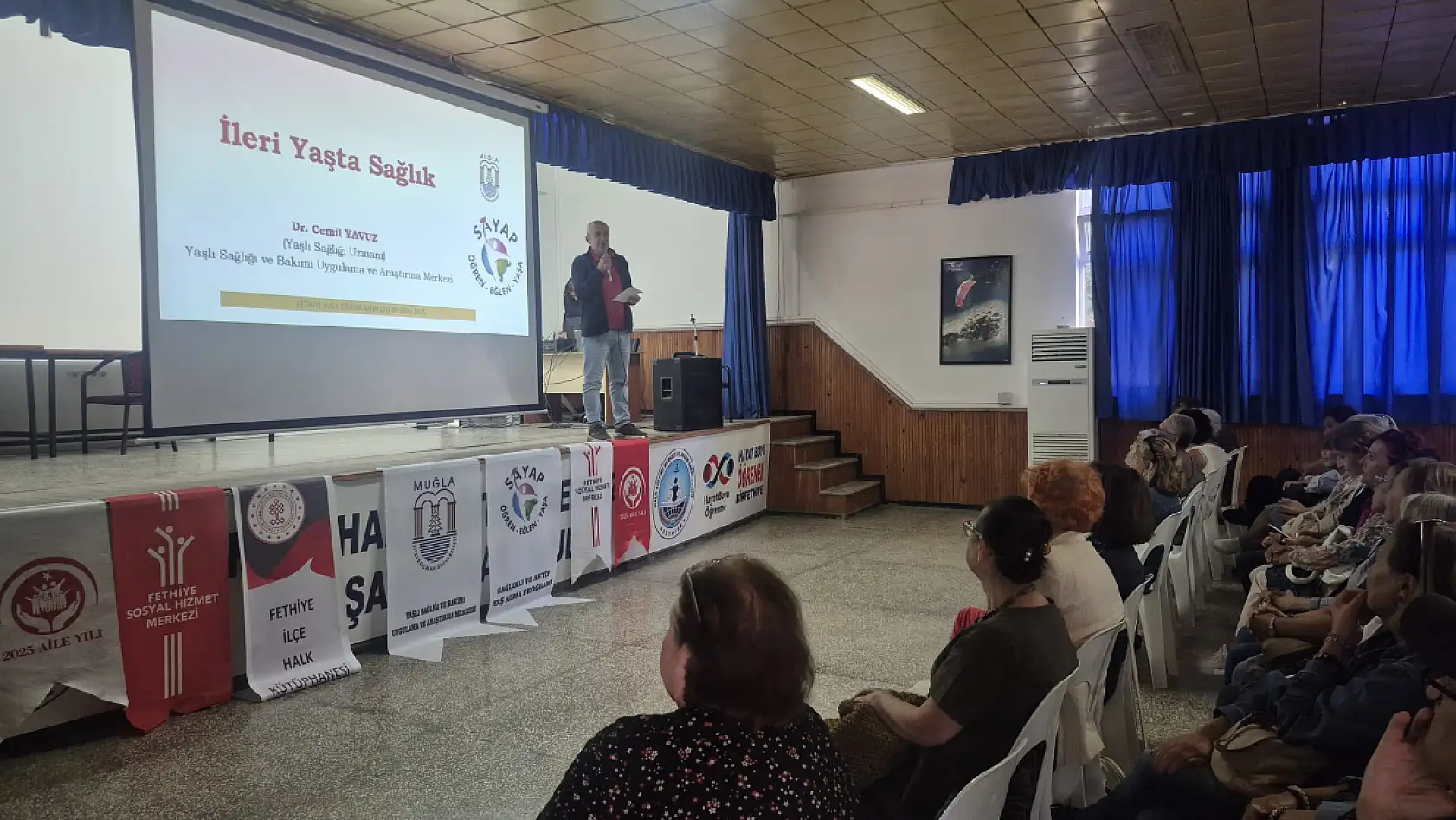 Fethiye'de 'İleri Yaşta Sağlıklı Yaşam' konferansına yoğun ilgi