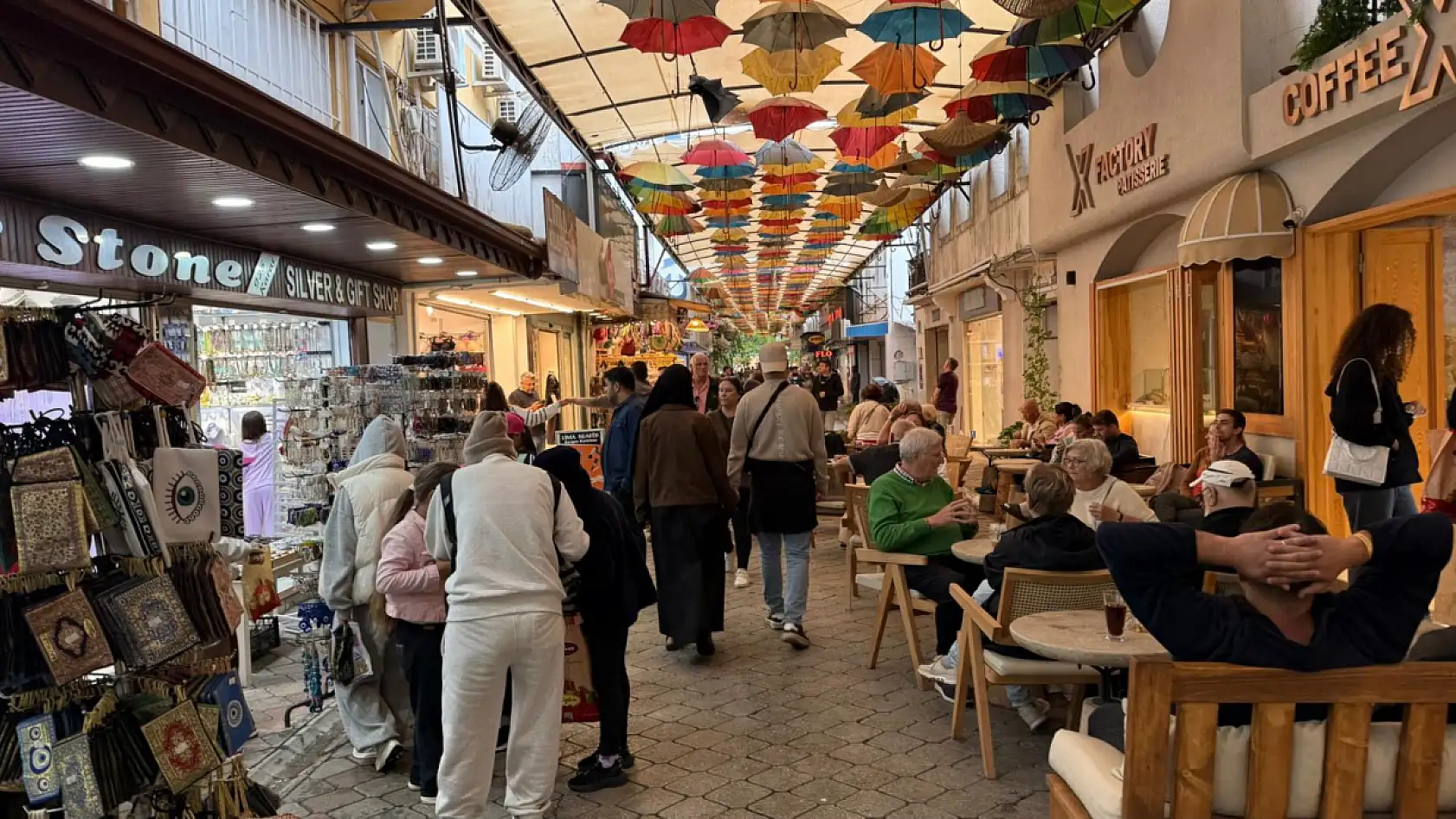 Fethiye'de Sağanak Yağışla Beraber Trafik ve Şemsiyeli Sokak'ta Yoğunluk