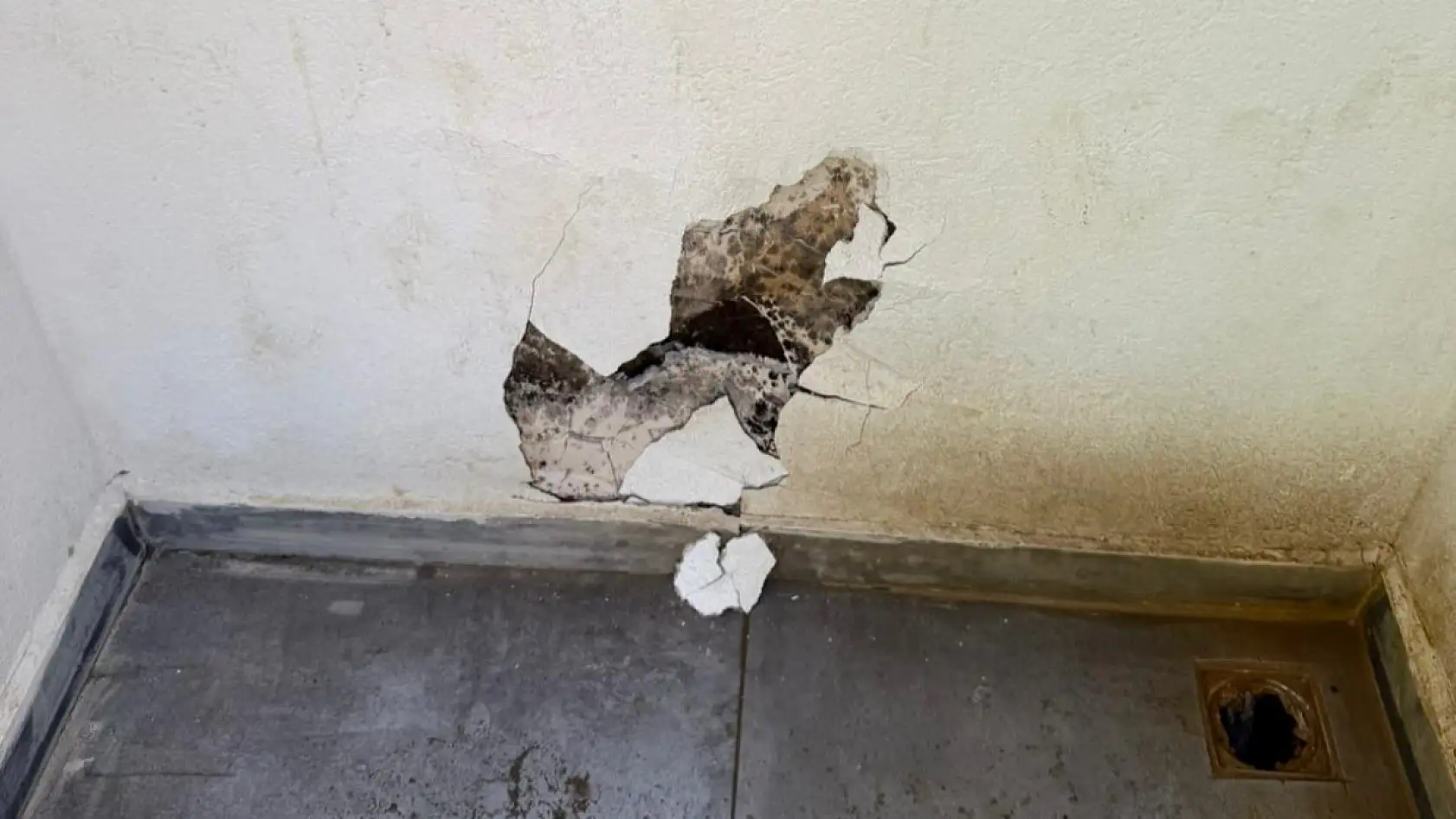 Akmaz Halk Plajında Vandalizm