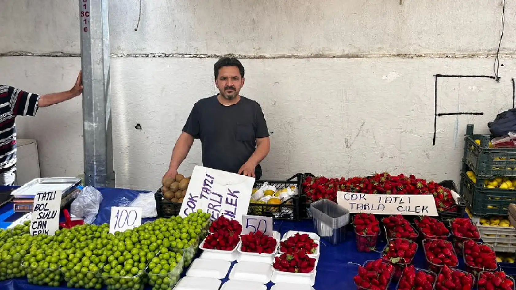 Fethiye'de yaz meyveleri tezgâhları süslüyor