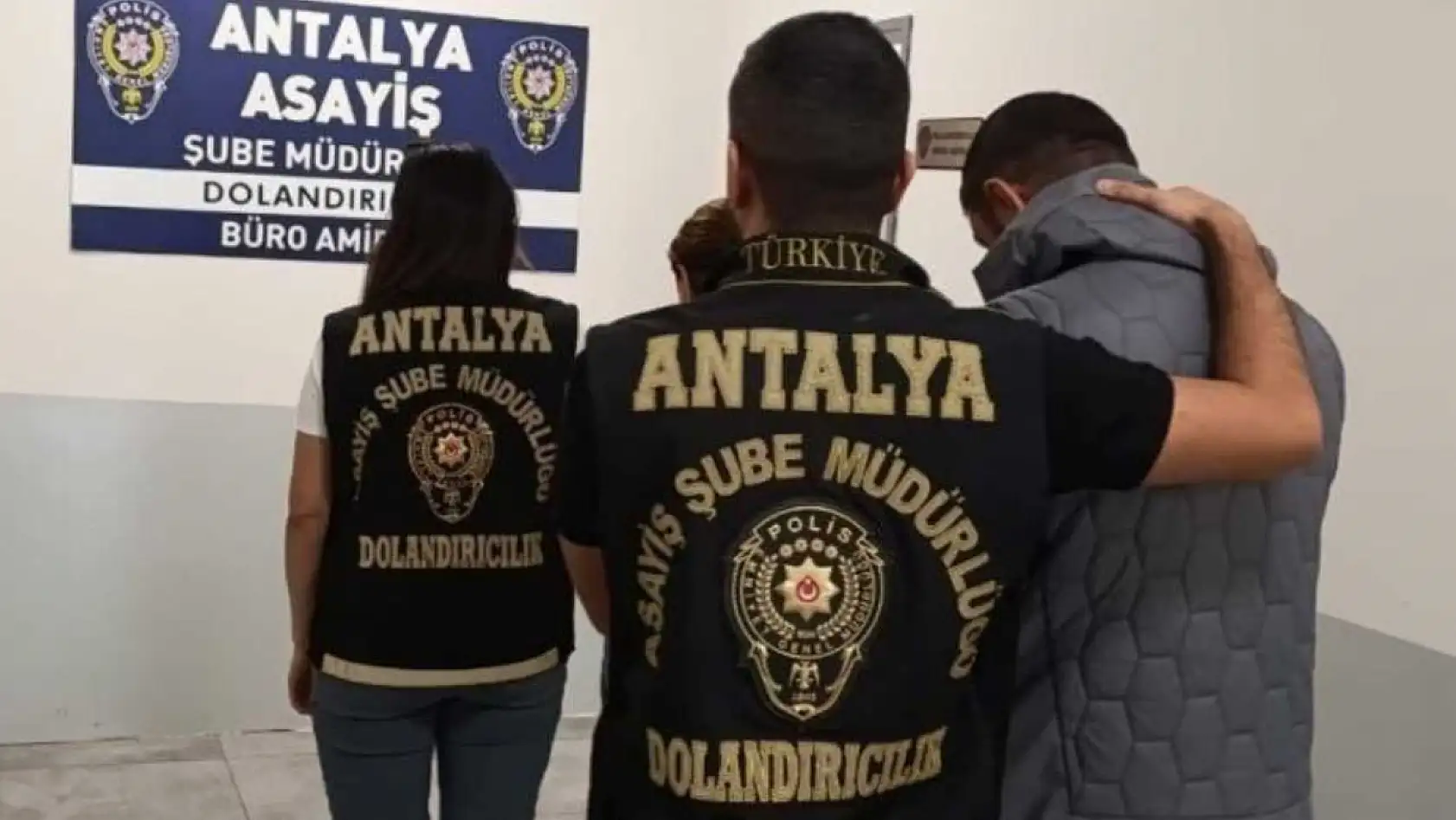 Engelli vatandaşın evini satıp parayı kız arkadaşının hesabına aktaran emlakçı yakalandı