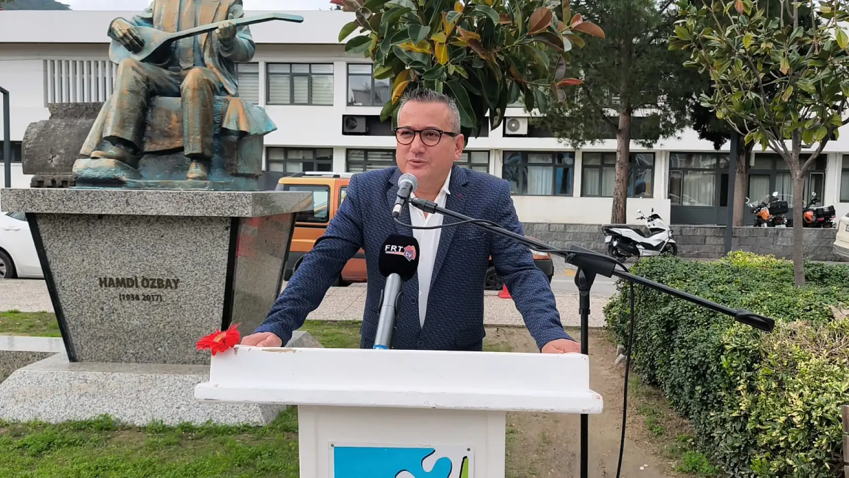 Fethiyeli TRT Sanatçısı Hamdi Özbay, Anıtı Başında Anıldı