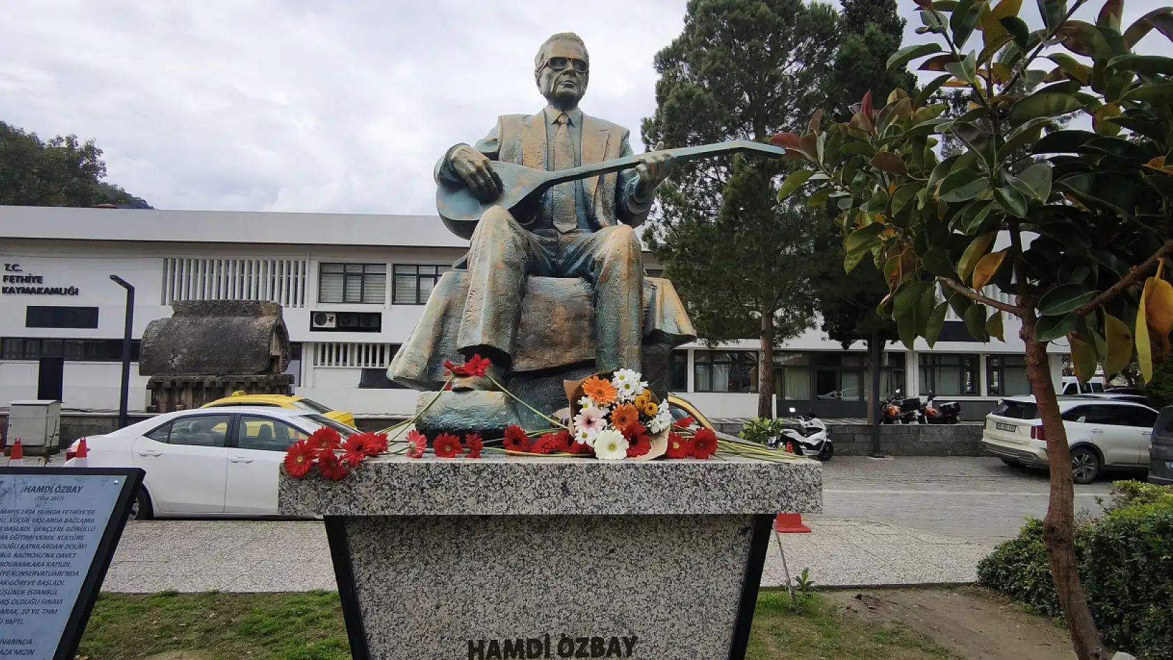 Fethiyeli TRT Sanatçısı Hamdi Özbay, Anıtı Başında Anıldı