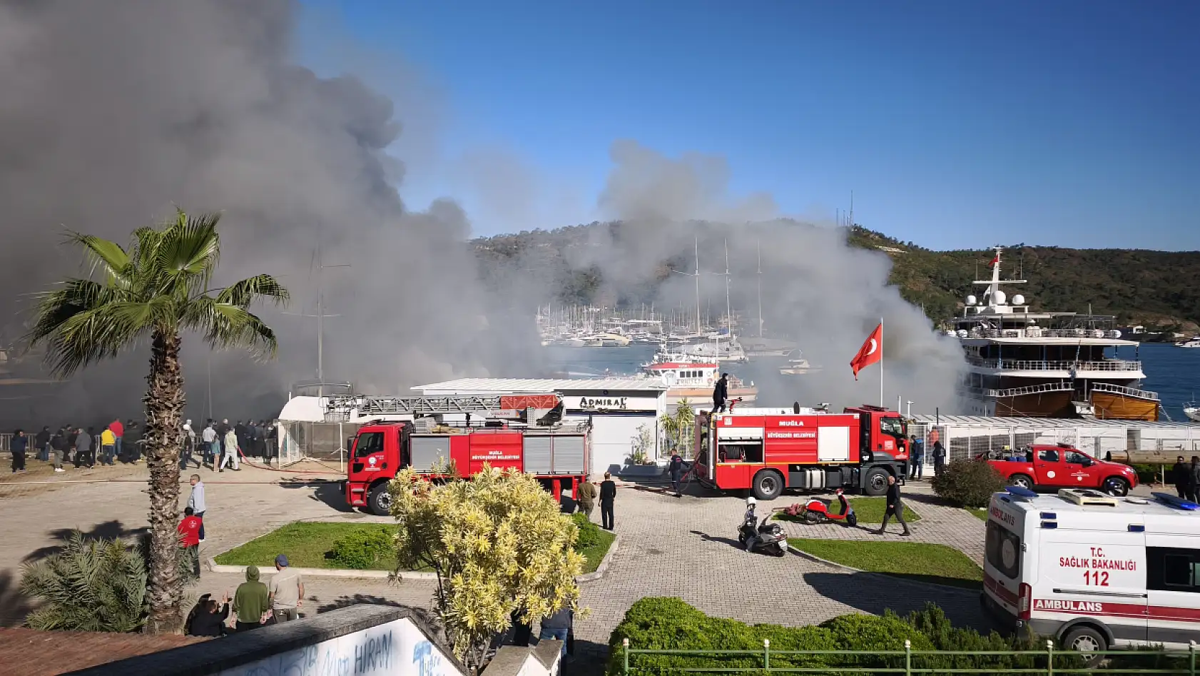 Fethiye Karagözler'de korkutan yangın: Üç tekne bir motor yat kullanılamaz hale geldi