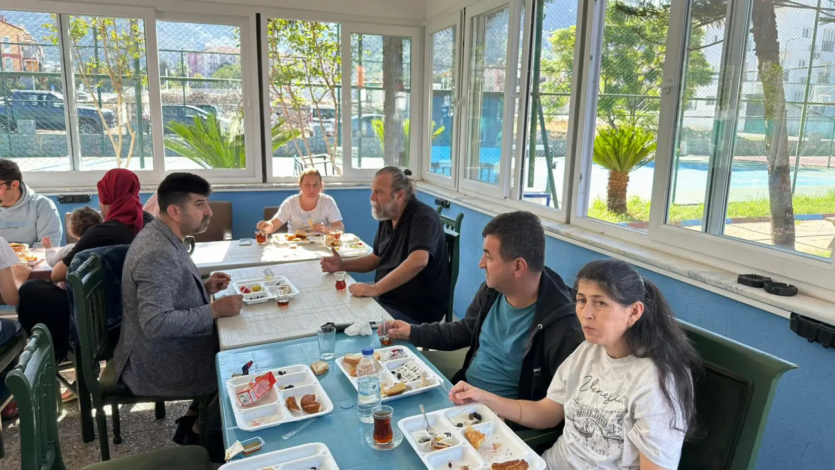 Fethiye Bedensel Engellilerle Dayanışma Derneği'nde kahvaltı etkinliği