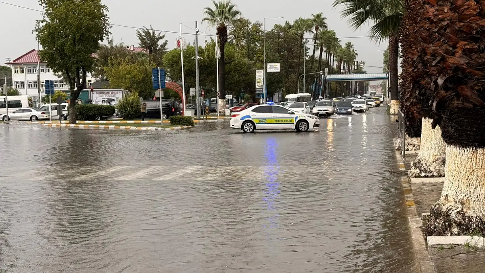 Fethiye'de Atatürk Caddesi yoğun yağıştan dolayı trafiğe kapatıldı