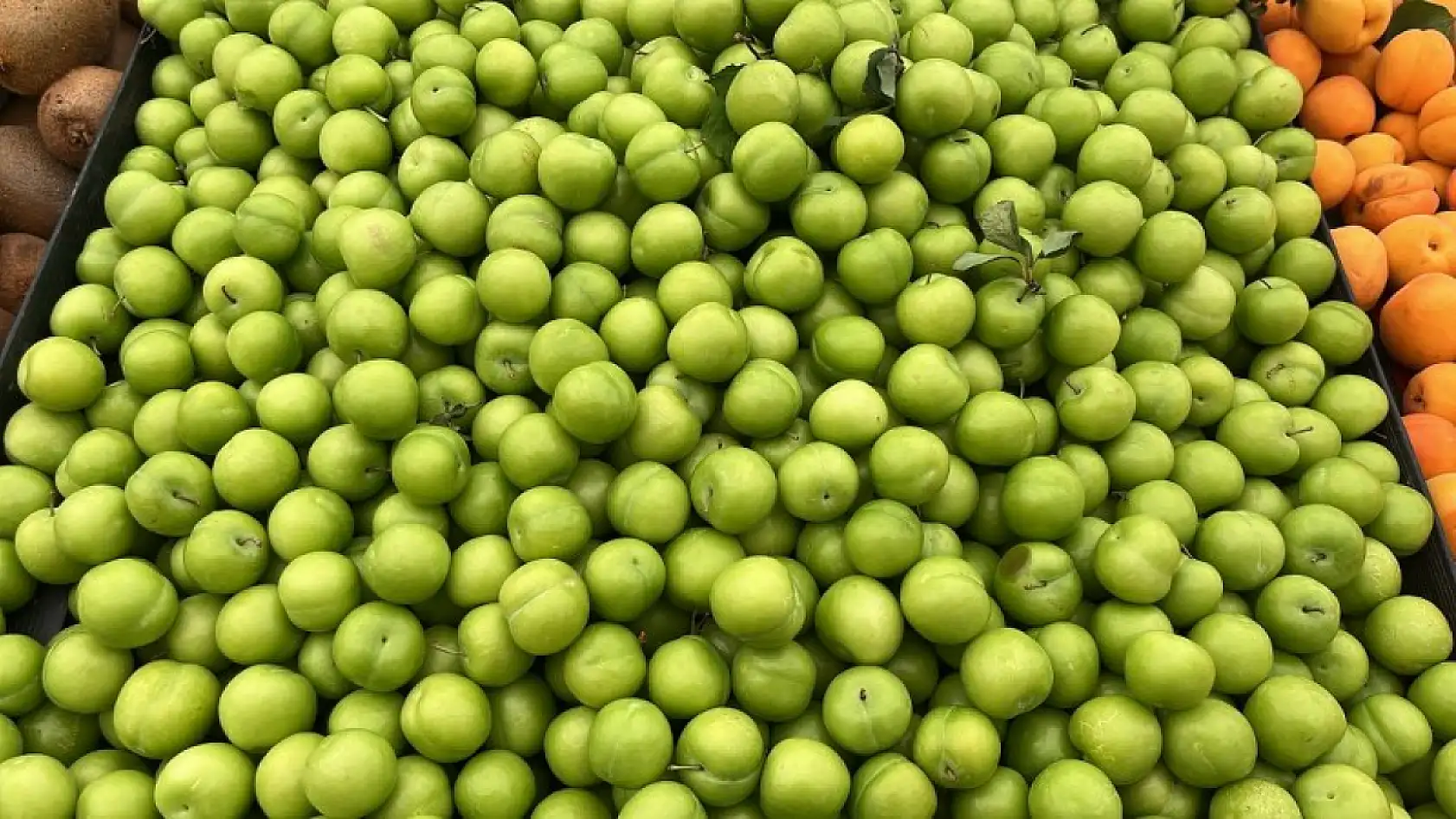 Fethiye'de yaz meyveleri tezgâhları süslüyor