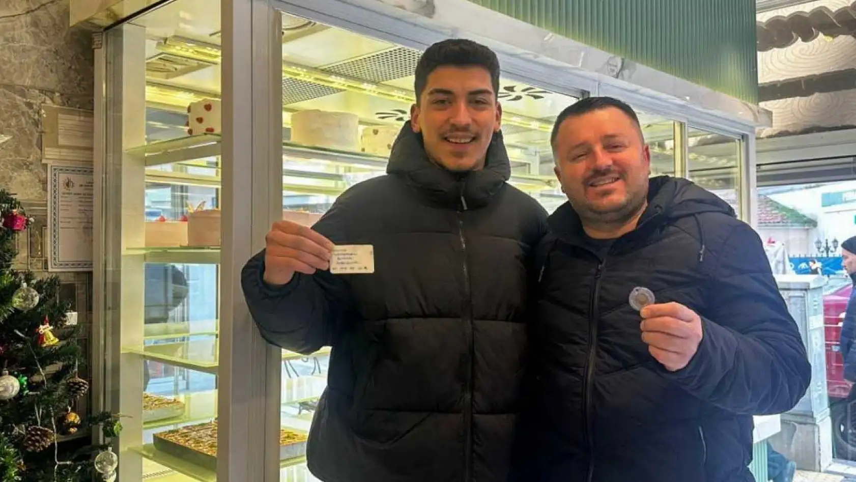 Yılbaşı pastasından altın çıkınca şaşırdı