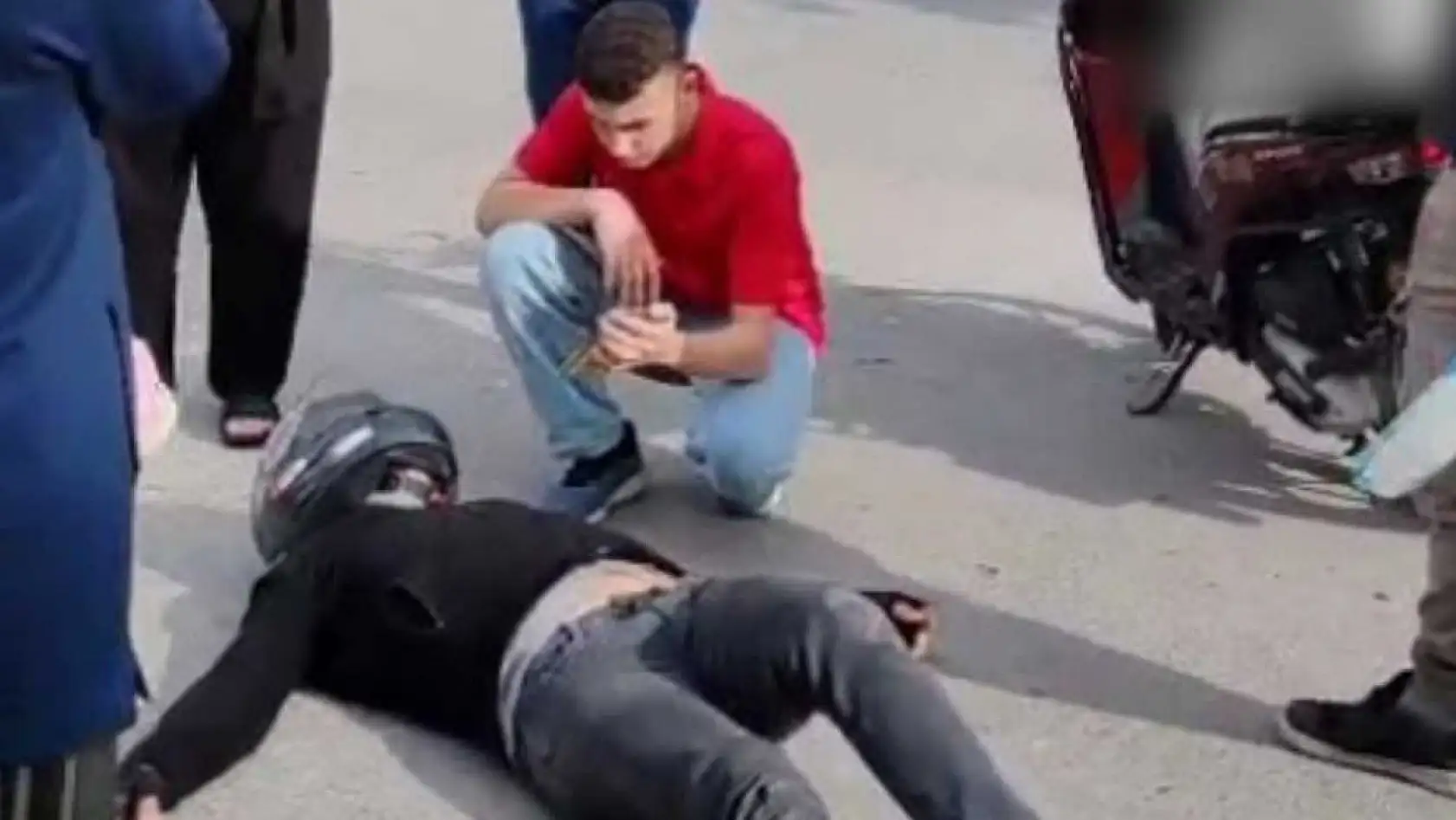 Kazada yaralandı, çarpıştığı aracın sürücüsü ve çocuğunun korktuğunu görünce kendi acısını bir kenara attı