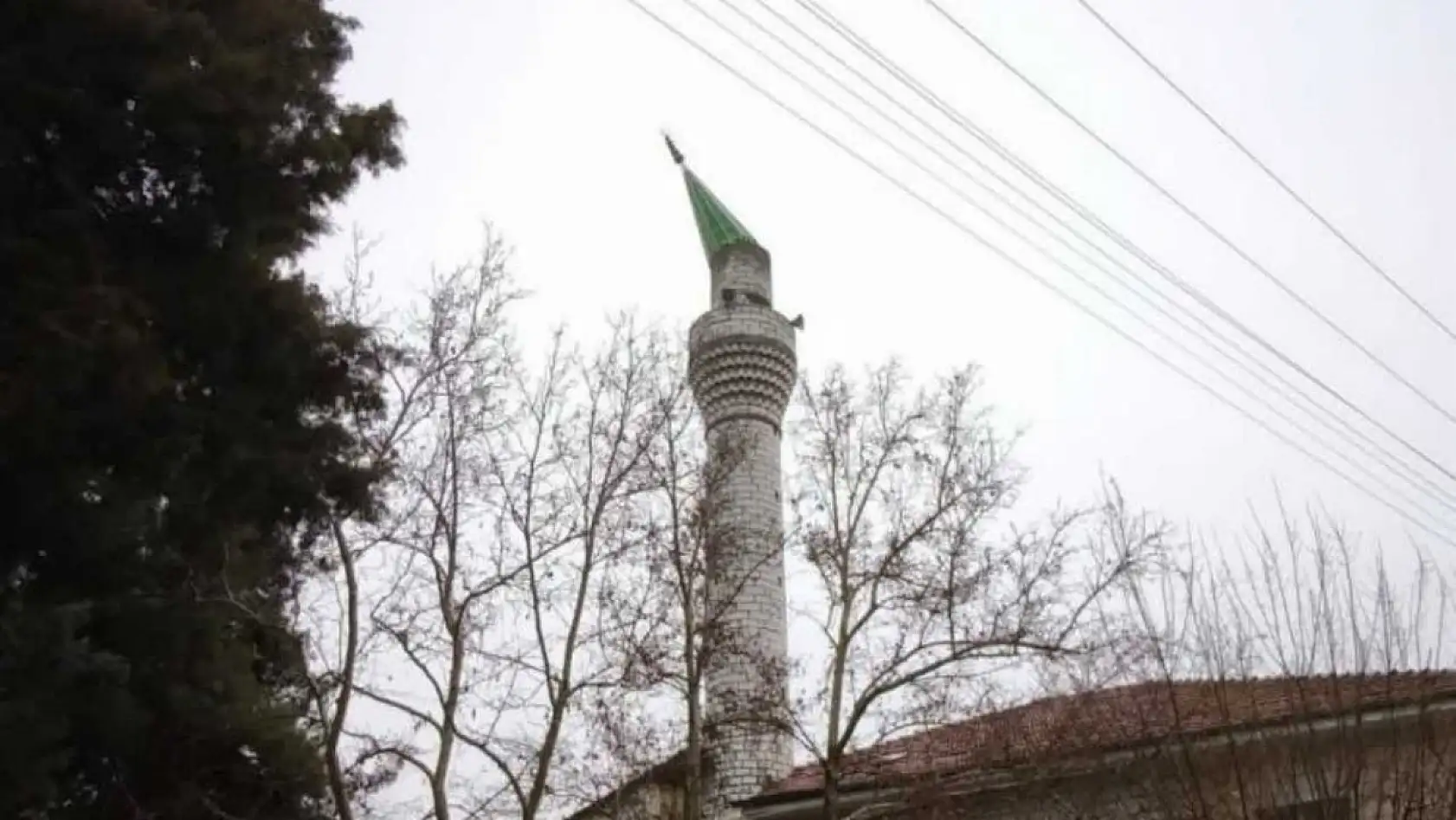 Şiddetli rüzgar nedeniyle minarenin kubbesi koptu