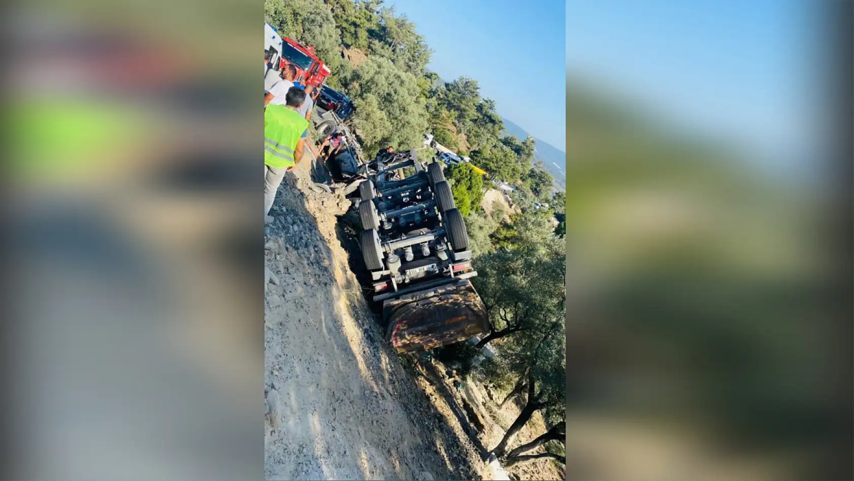 Milas'ta tır şarampole devrildi: sürücü ağır yaralandı