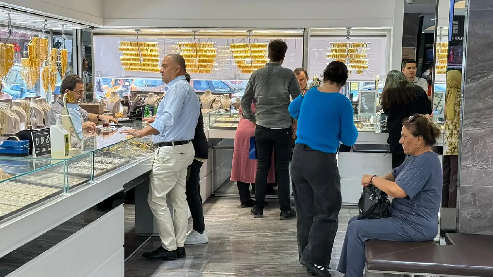 Altın rekor tazeledi: Fethiye'de kuyumcularda yoğunluk arttı