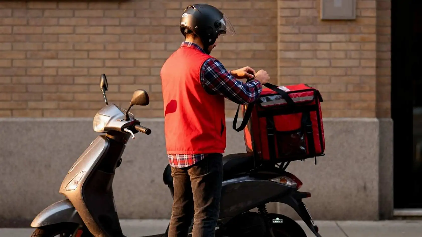 Fethiye'de Kurye Kaan Göçer: 'Yağmurda İşimiz Artıyor, Asıl Tehlike Trafik'