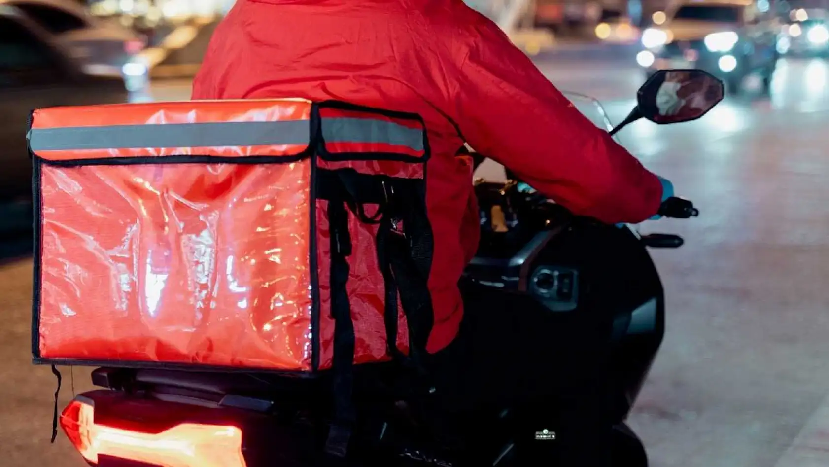 Fethiye'de Kurye Kaan Göçer: 'Yağmurda İşimiz Artıyor, Asıl Tehlike Trafik'