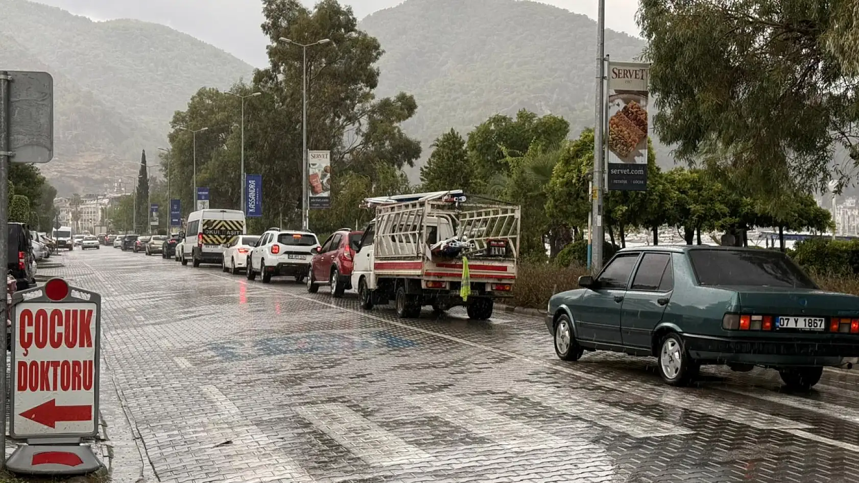 Fethiye'de Şiddetli Yağış Sürüyor, Sahilde Trafik Oluştu