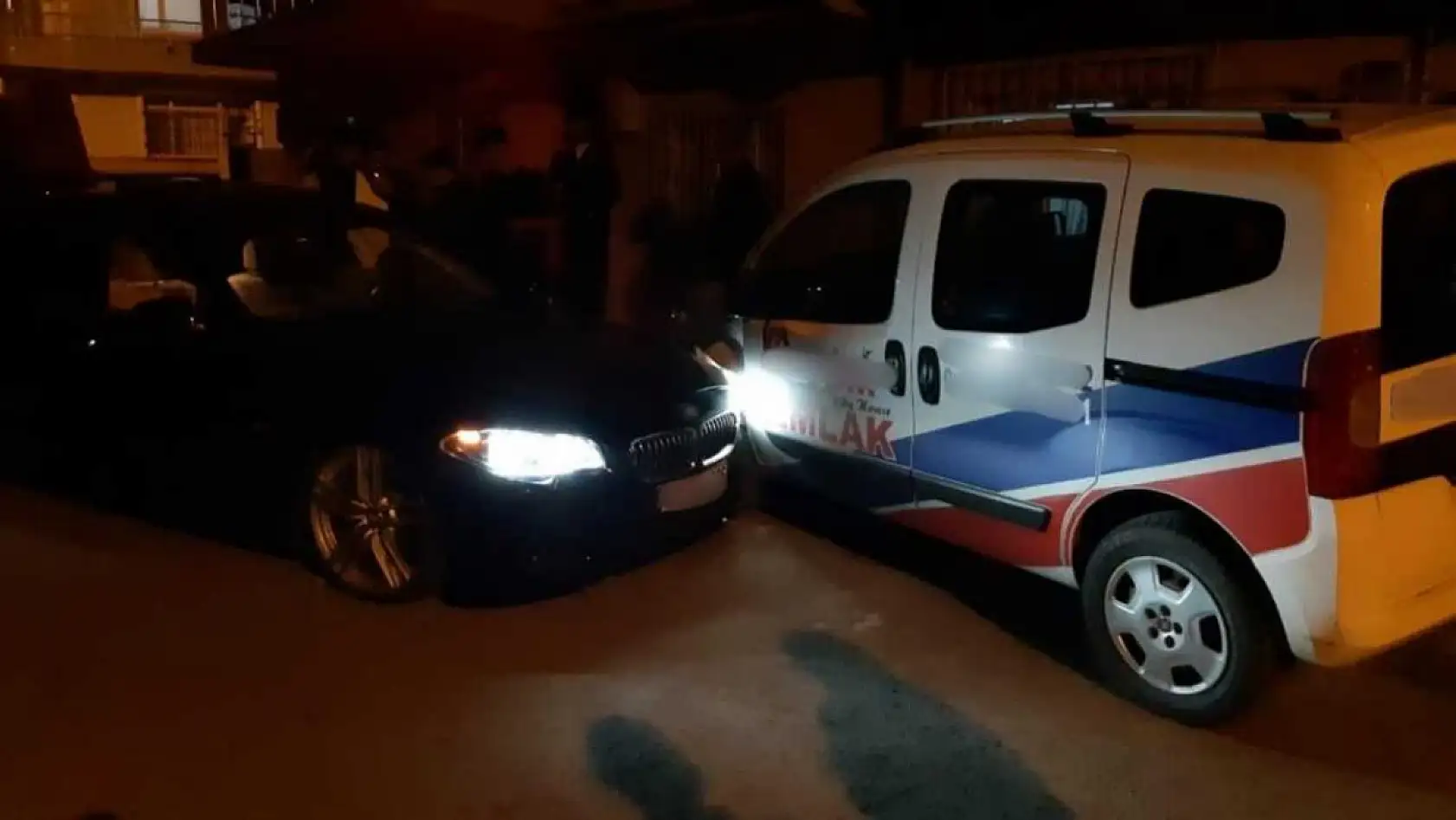 Lüks otomobilin içinde dehşeti yaşadı, kaçarken kaza yaptı