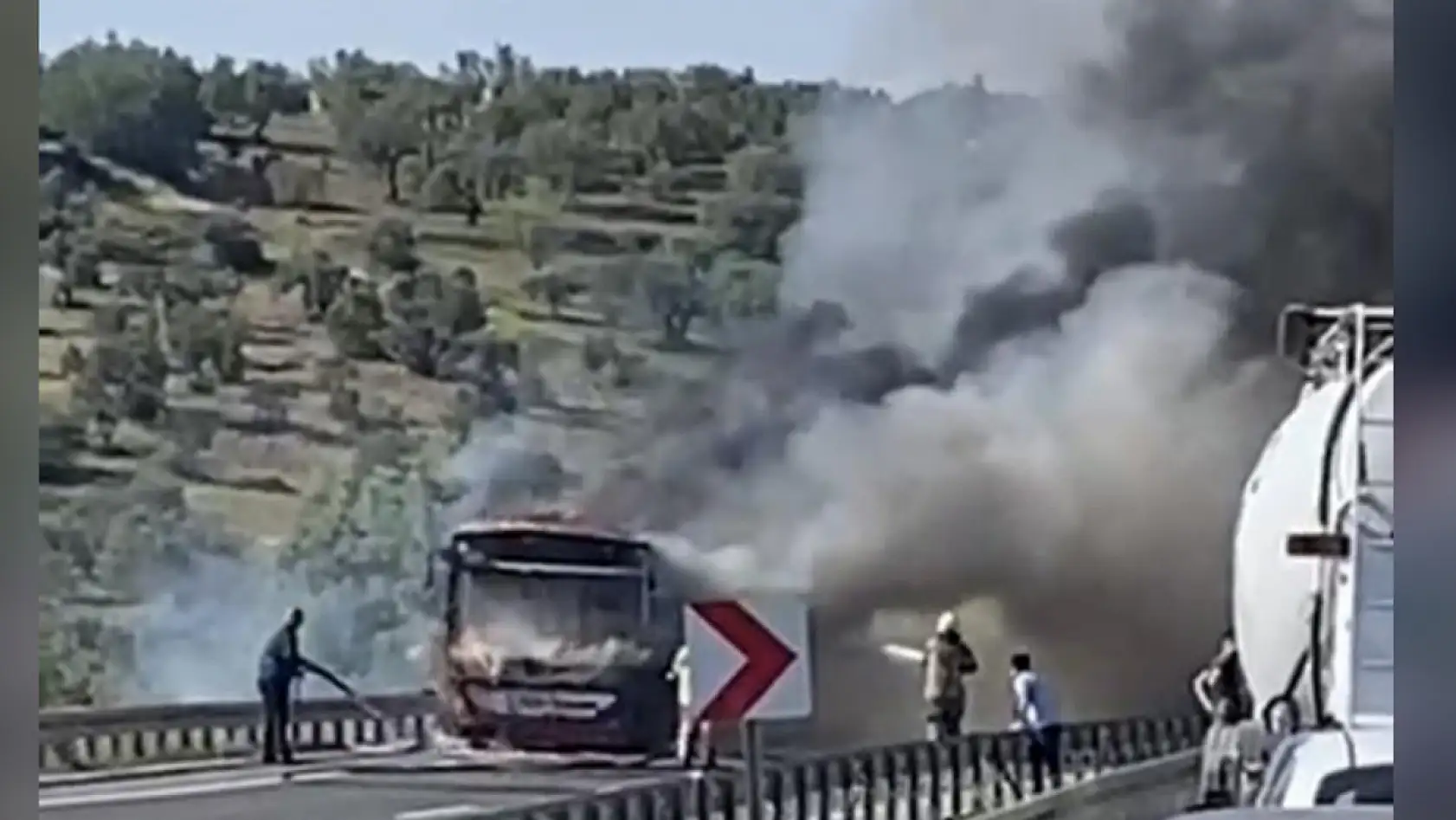 Belediye otobüsü alev alev yandı: Yolcular tahliye edildi