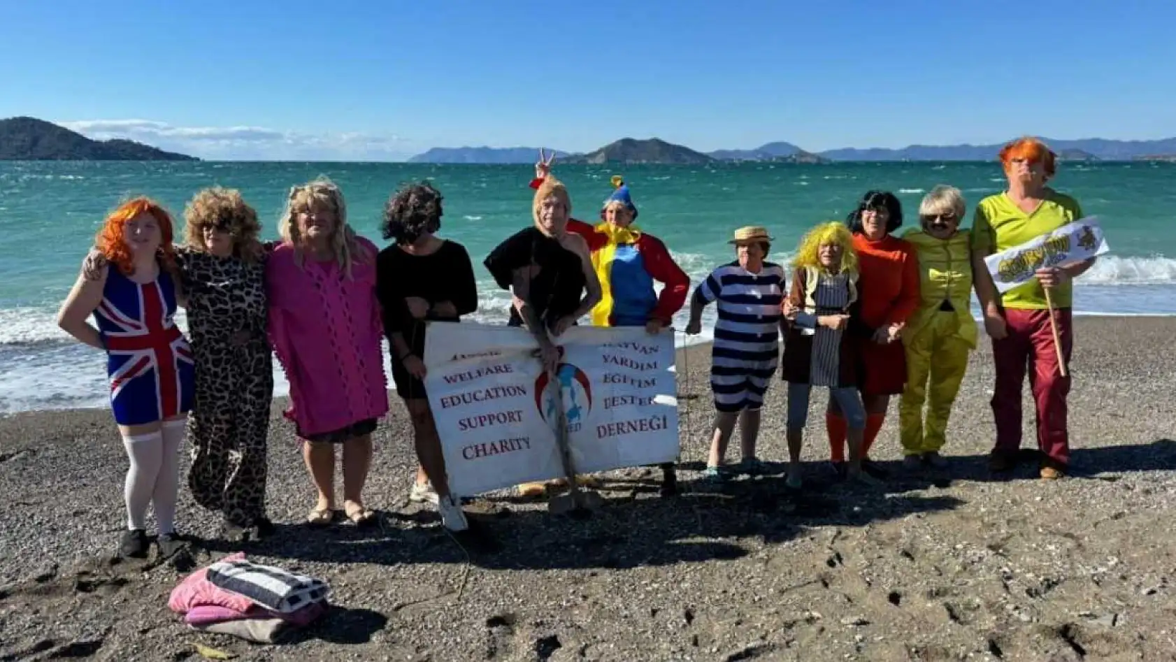 Fethiye'de soğuk havaya aldırmadılar, çocuklar ve hayvanlar için denize girdiler