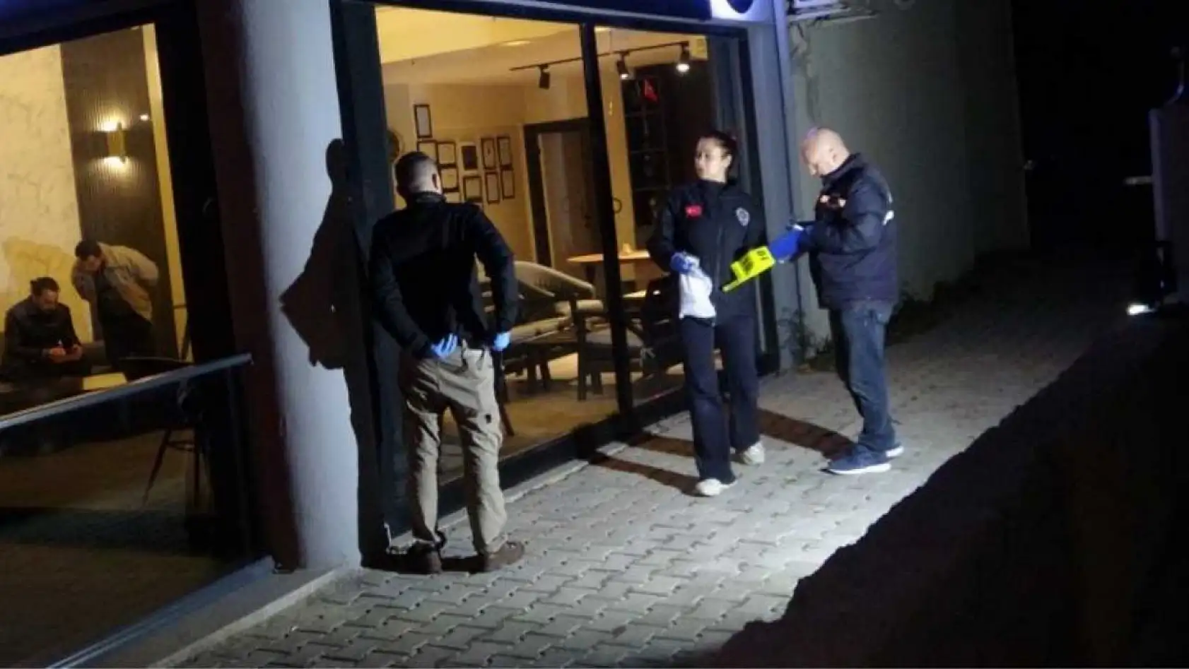 Park halindeki araçlara çarptı, pompalı tüfek ile işyeri sahibini yaraladı