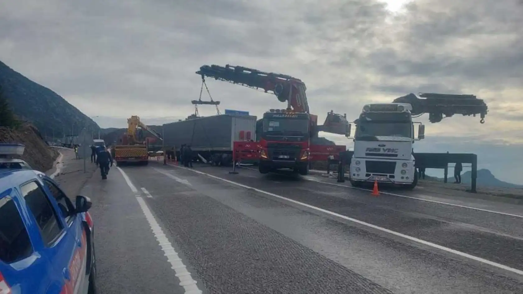 Şarampole devrilen tırın sürücüsü ağır yaralandı