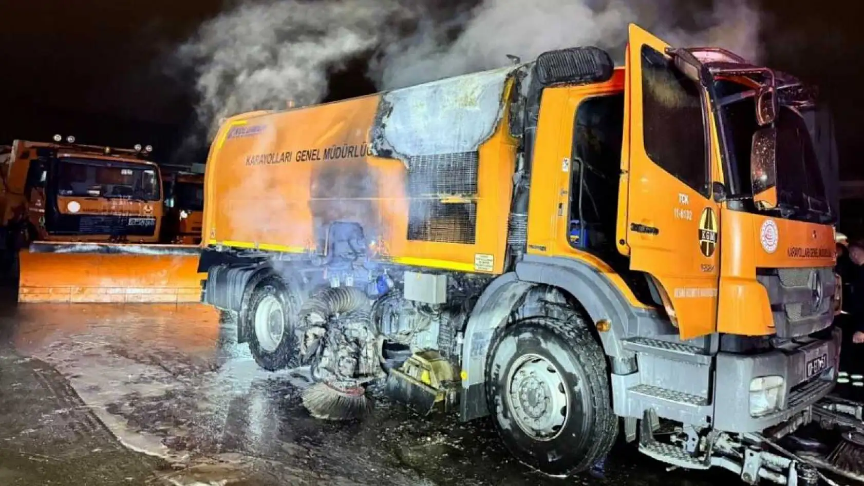 Karayolları'na ait kamyon alevlere teslim oldu