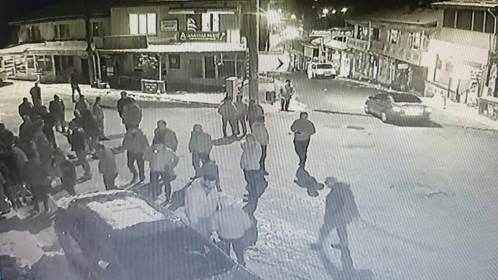 17 yaşındaki çocuk, husumetlisini silahla vurdu: 2 gözaltı