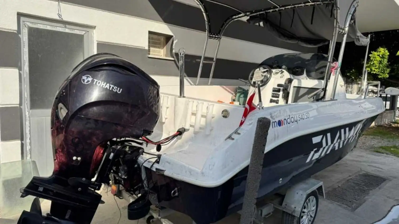 Ortaca'da Hırsızlar park halindeki tekneyi çalamayınca zarar verip kaçtılar