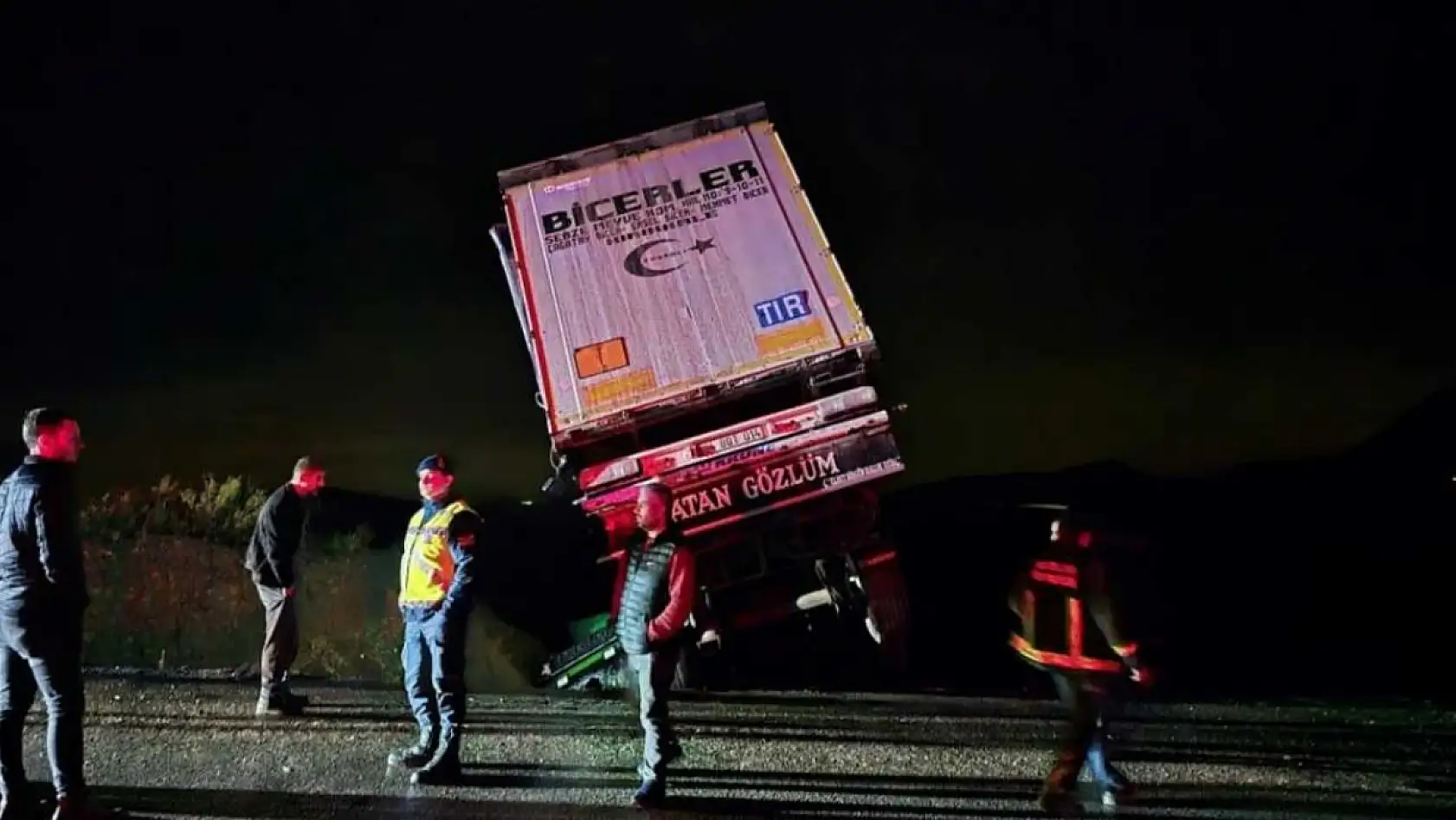 Şarampole devrilen tırın sürücüsü ağır yaralandı