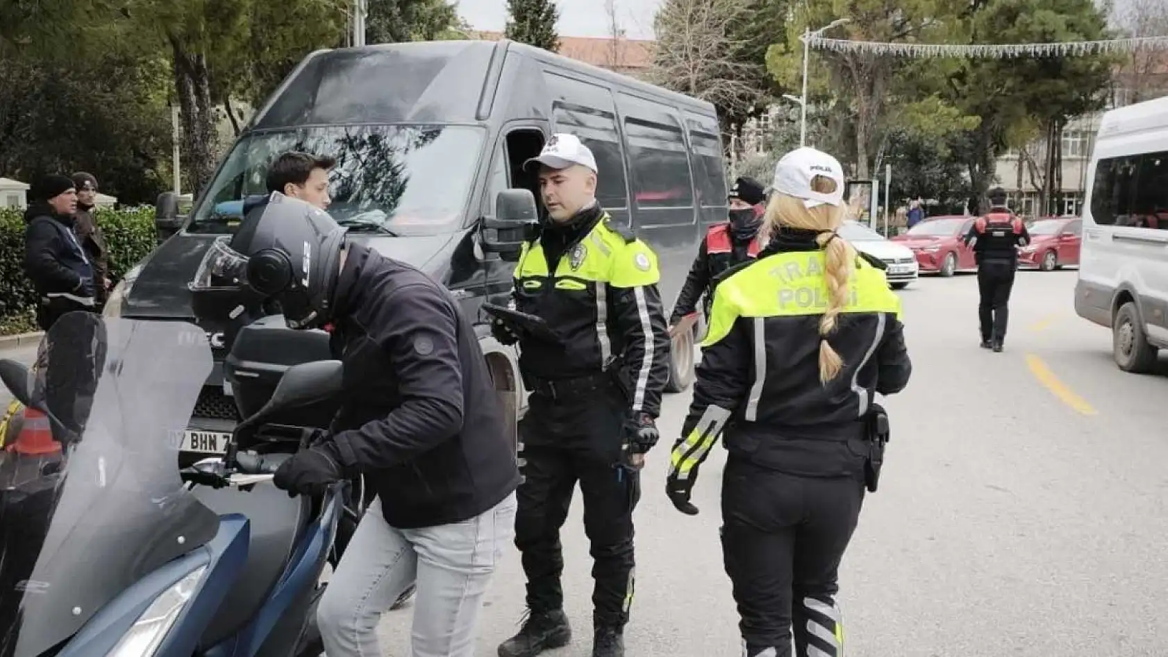 Muğla Cumhuriyet Meydanı'nda geniş kapsamlı trafik denetimi