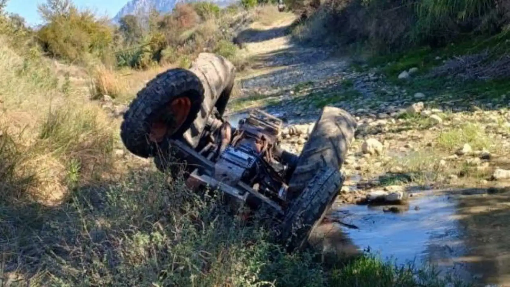 Devrilen traktörün altında kalan sürücü hayatını kaybetti