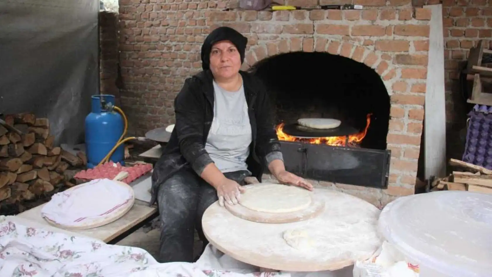 Elinin hamuru ile ekmeğini kazanıyor