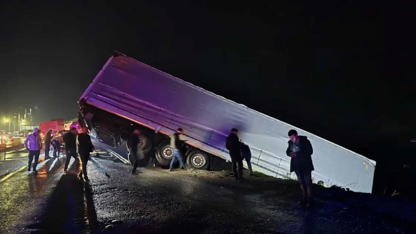 Şarampole devrilen tırın sürücüsü ağır yaralandı
