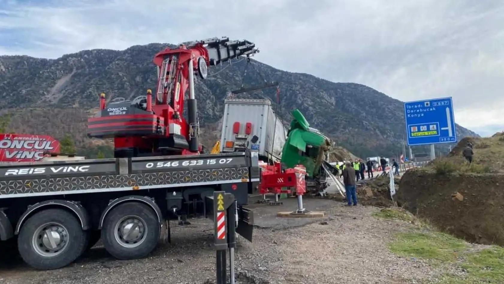 Şarampole devrilen tırın sürücüsü ağır yaralandı