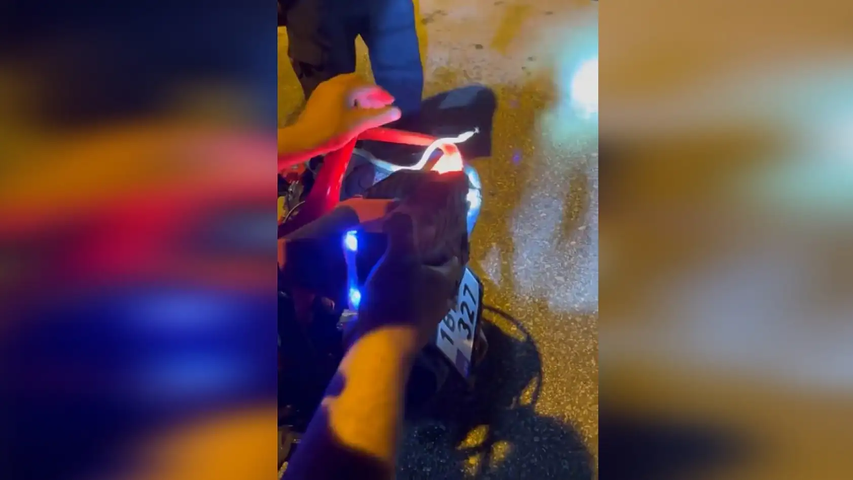 Motosikletin içine giren yılanı tek hamlede çıkardı