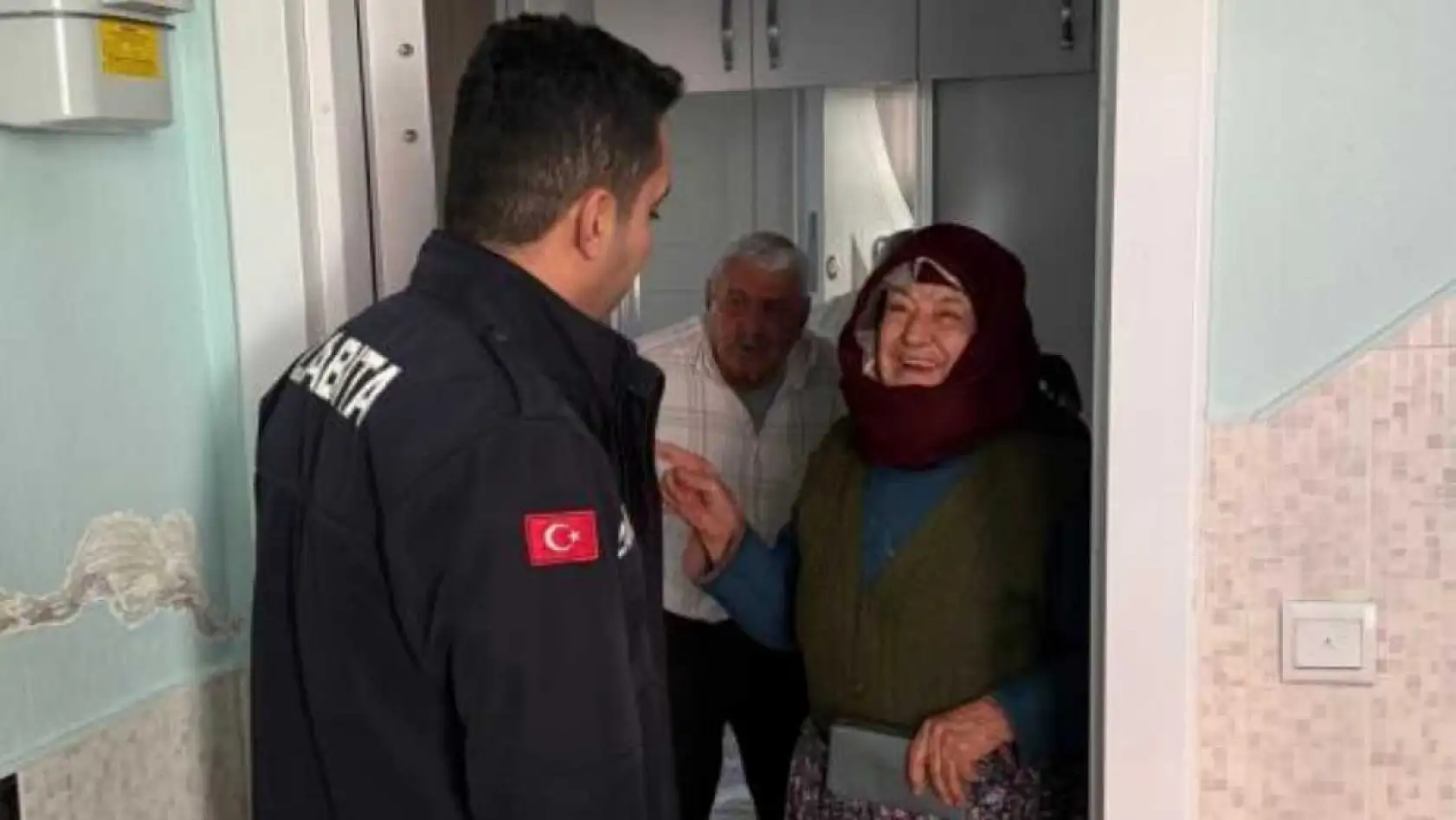 Yaşlı kadının pazarda kaybettiği cüzdanı bulup evinde teslim ettiler