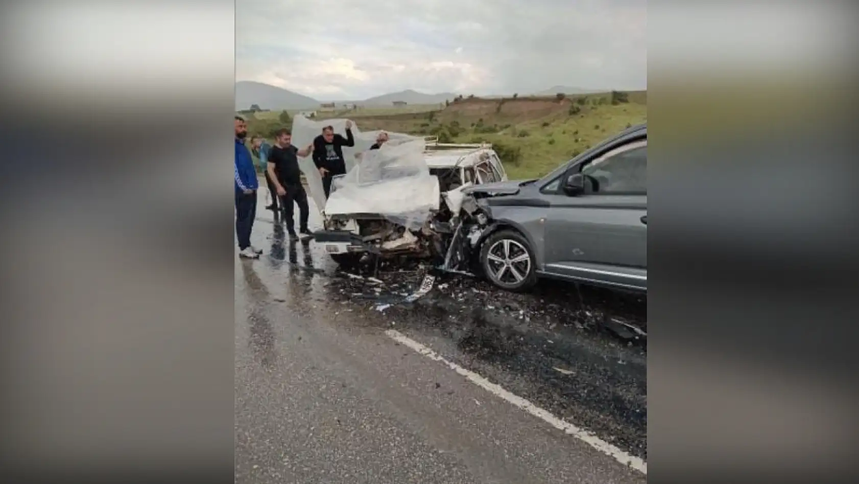 İki araç kafa kafaya çarpıştı: 1 ölü, 1 yaralı