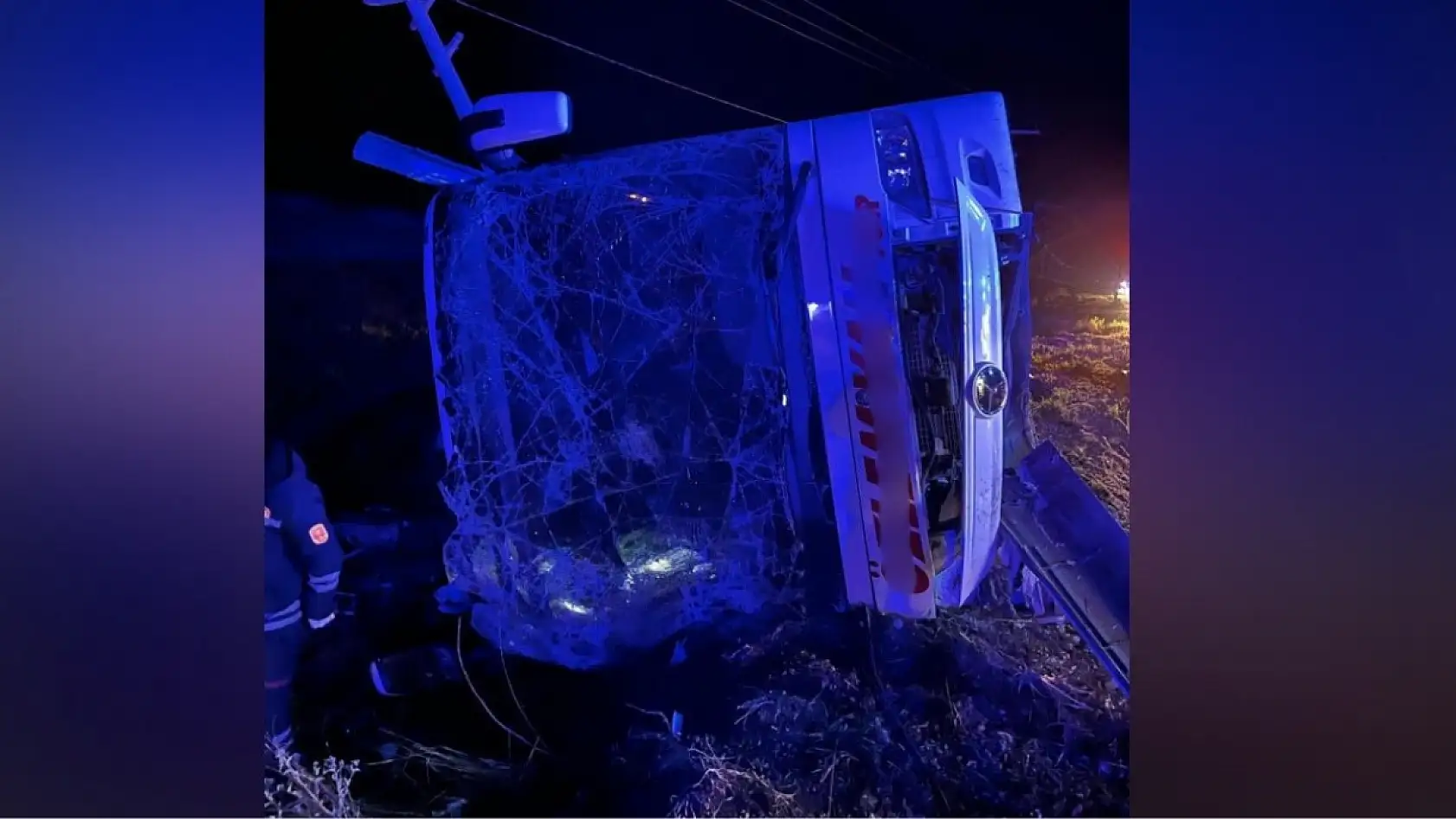 Yolcu otobüsü devrildi: 33 kişi yaralandı