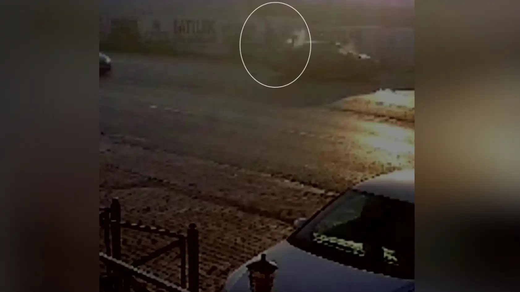 Otomobile ok gibi saplanan motosikletteki 1 kişi öldü, 1 kişi yaralandı