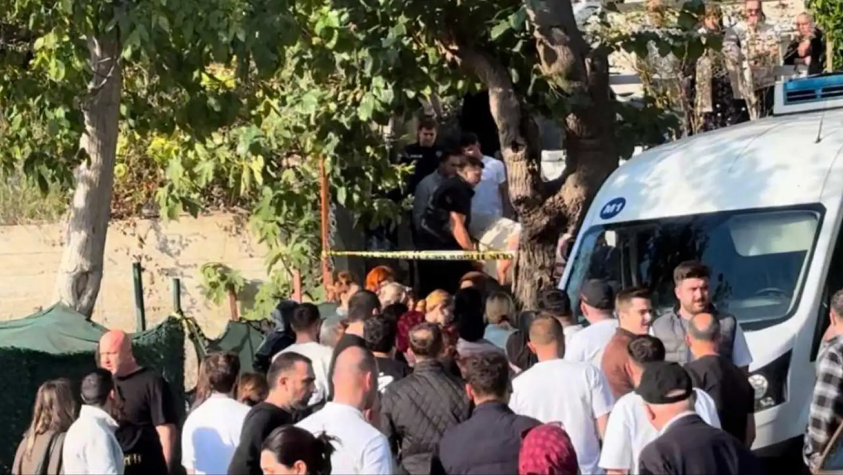 Kız arkadaşı olduğu öne sürülen kadını önce vurdu, ardından aynı silahla intihar etti