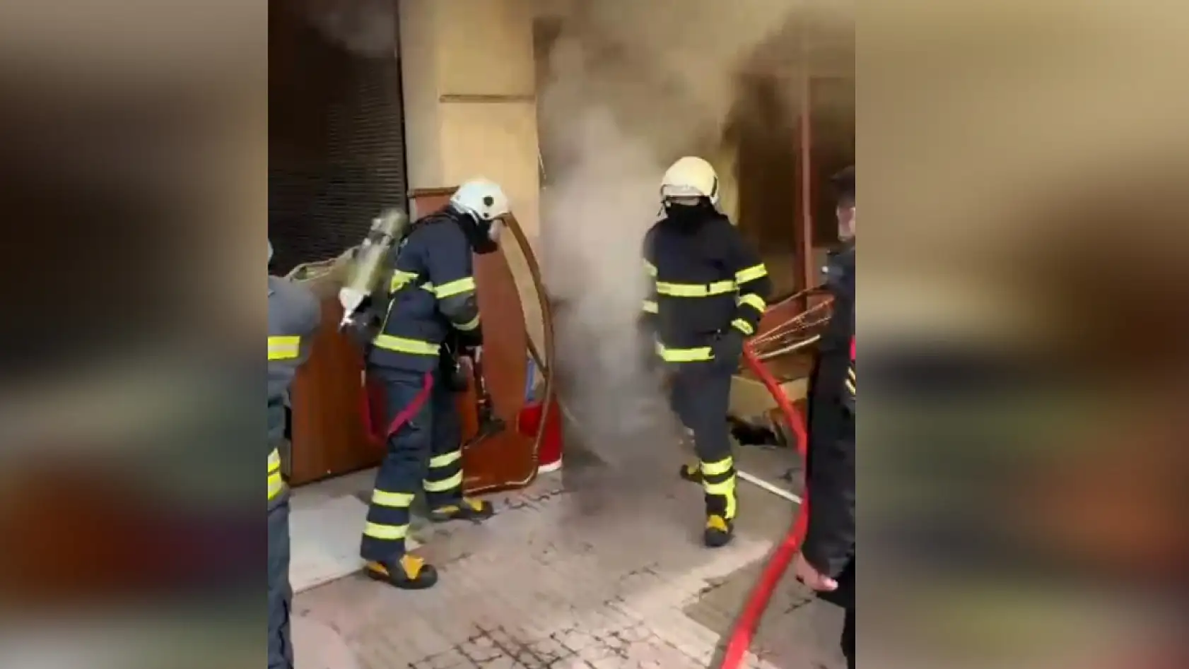 Korkutan yangın! İş yeri alevlere teslim oldu