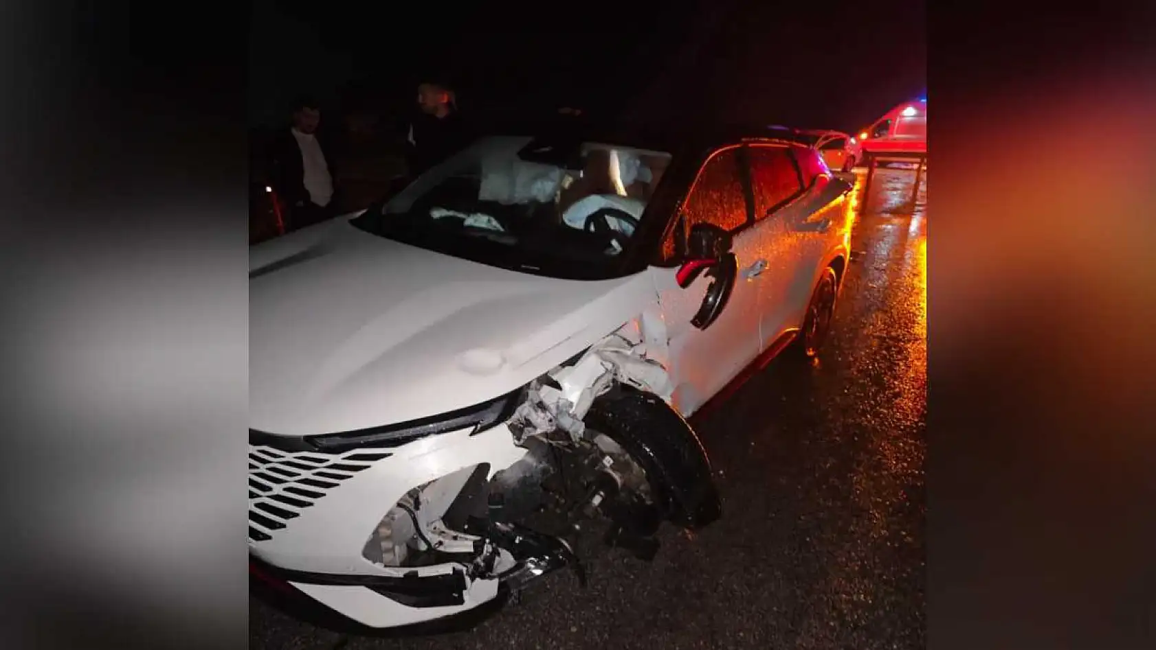 Yağışlı yolda zincirleme kaza: 3 araç birbirine girdi, 4 yaralı
