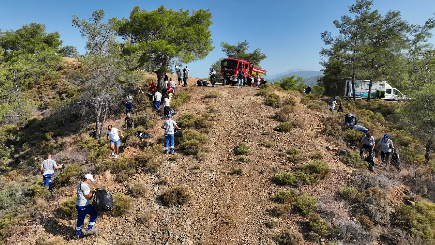 Foça Mahallesi Huzurevi Tepesi'nde Temizlik Çalışması