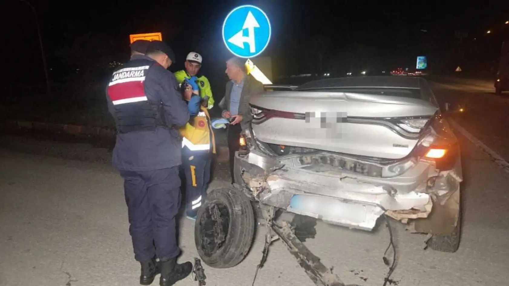 Kırmızı ışıkta duran otomobile arkadan çarptı: 1'i çocuk 5 yaralı