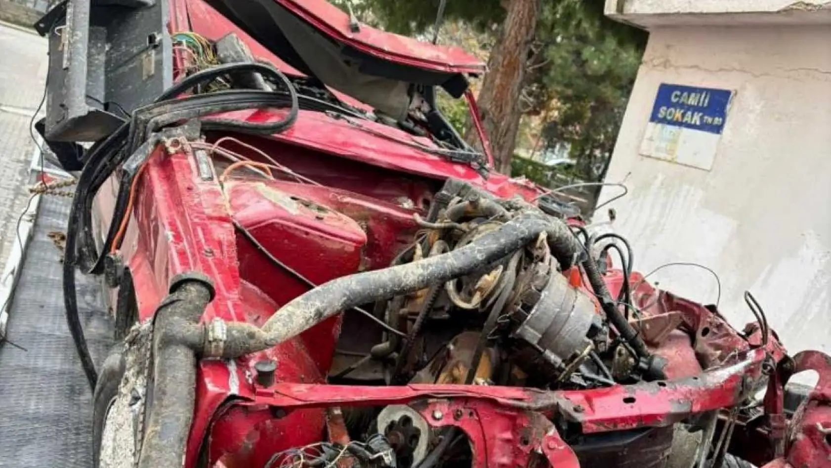 Direksiyon hakimiyetini kaybedip ağaca çarpan sürücü hayatını kaybetti