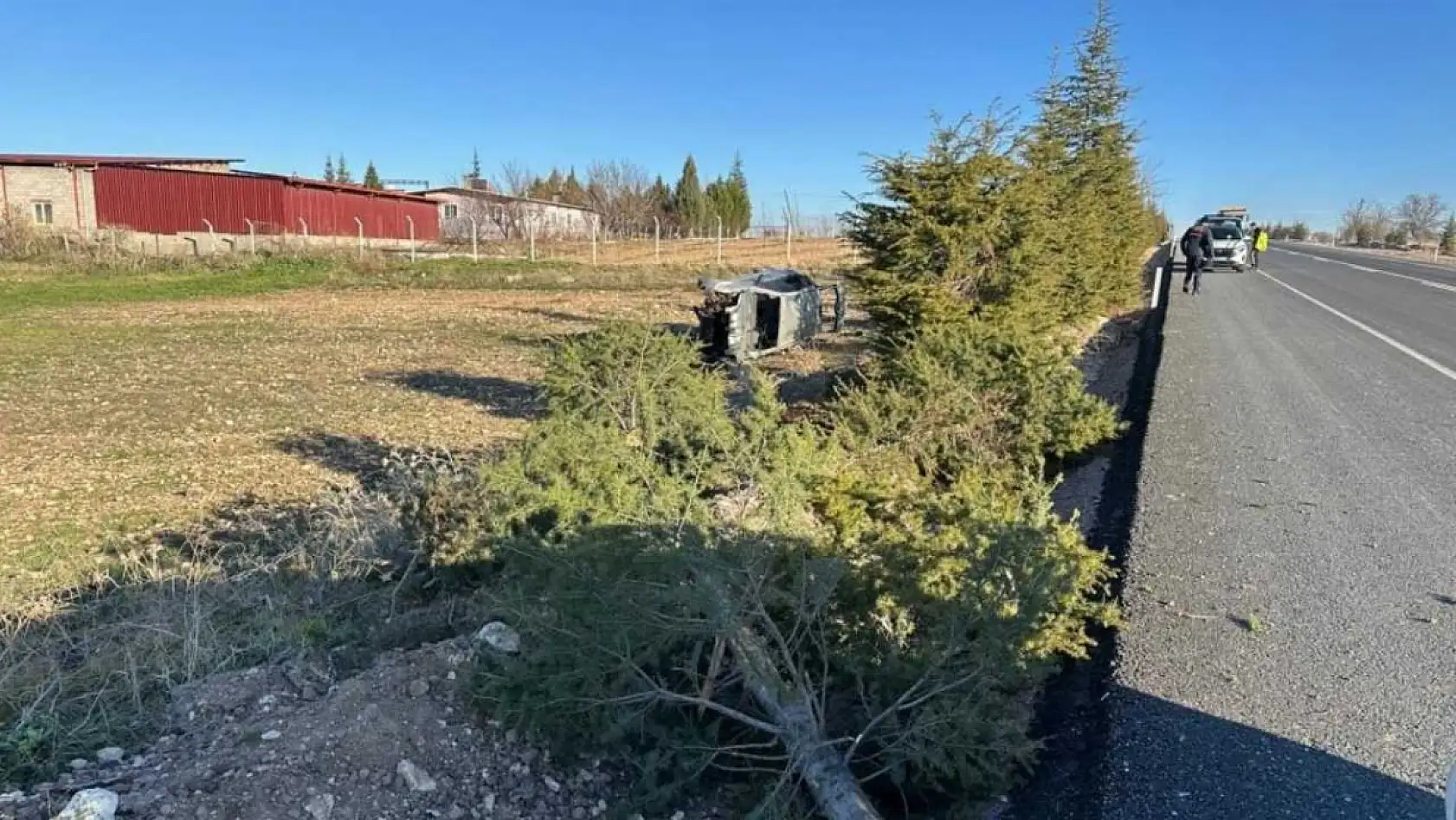 Otomobil tarlaya devrildi: 1'i bebek 5 yaralı