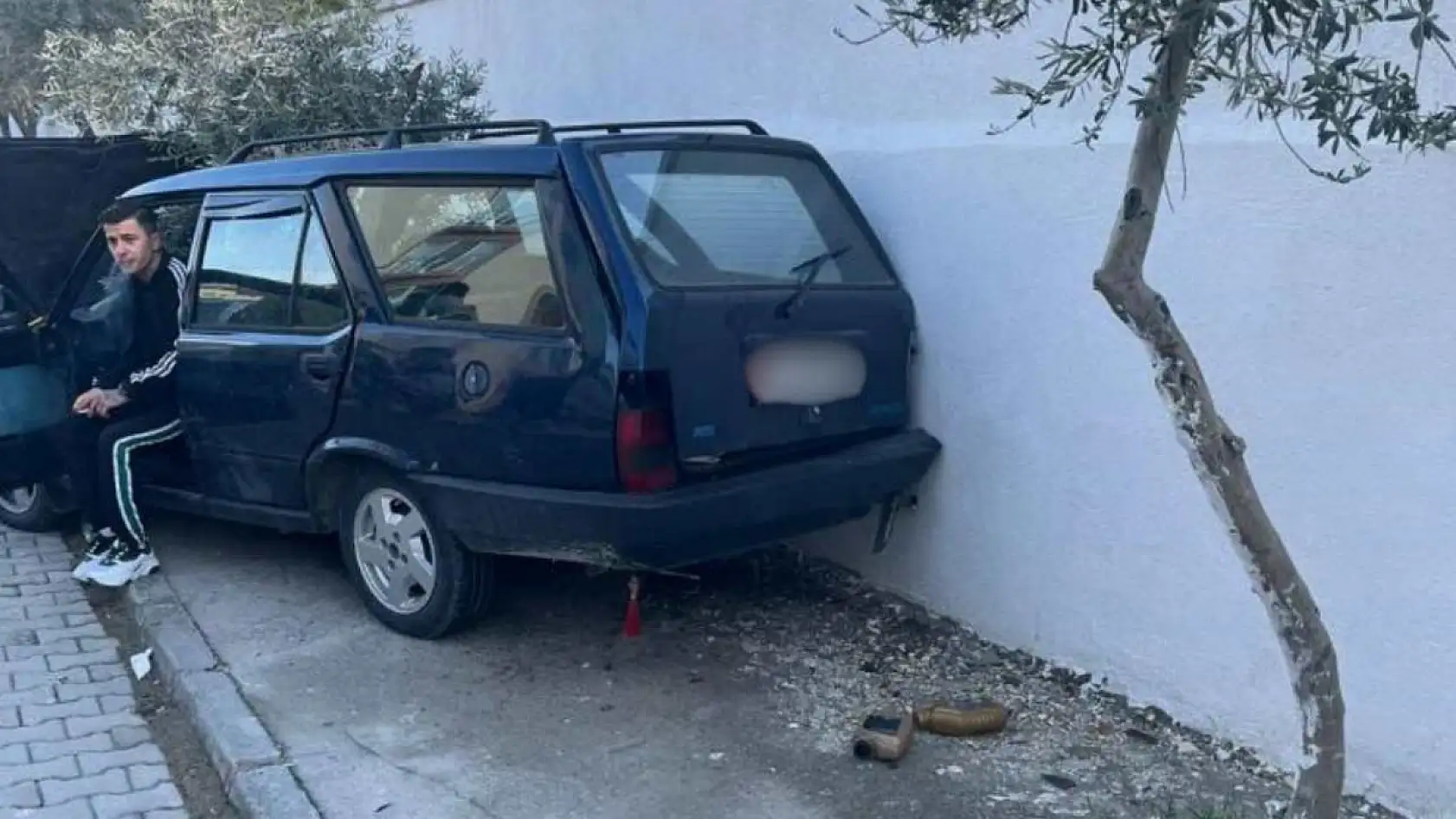 Süratli otomobil önce ağaca sonra duvara çarptı