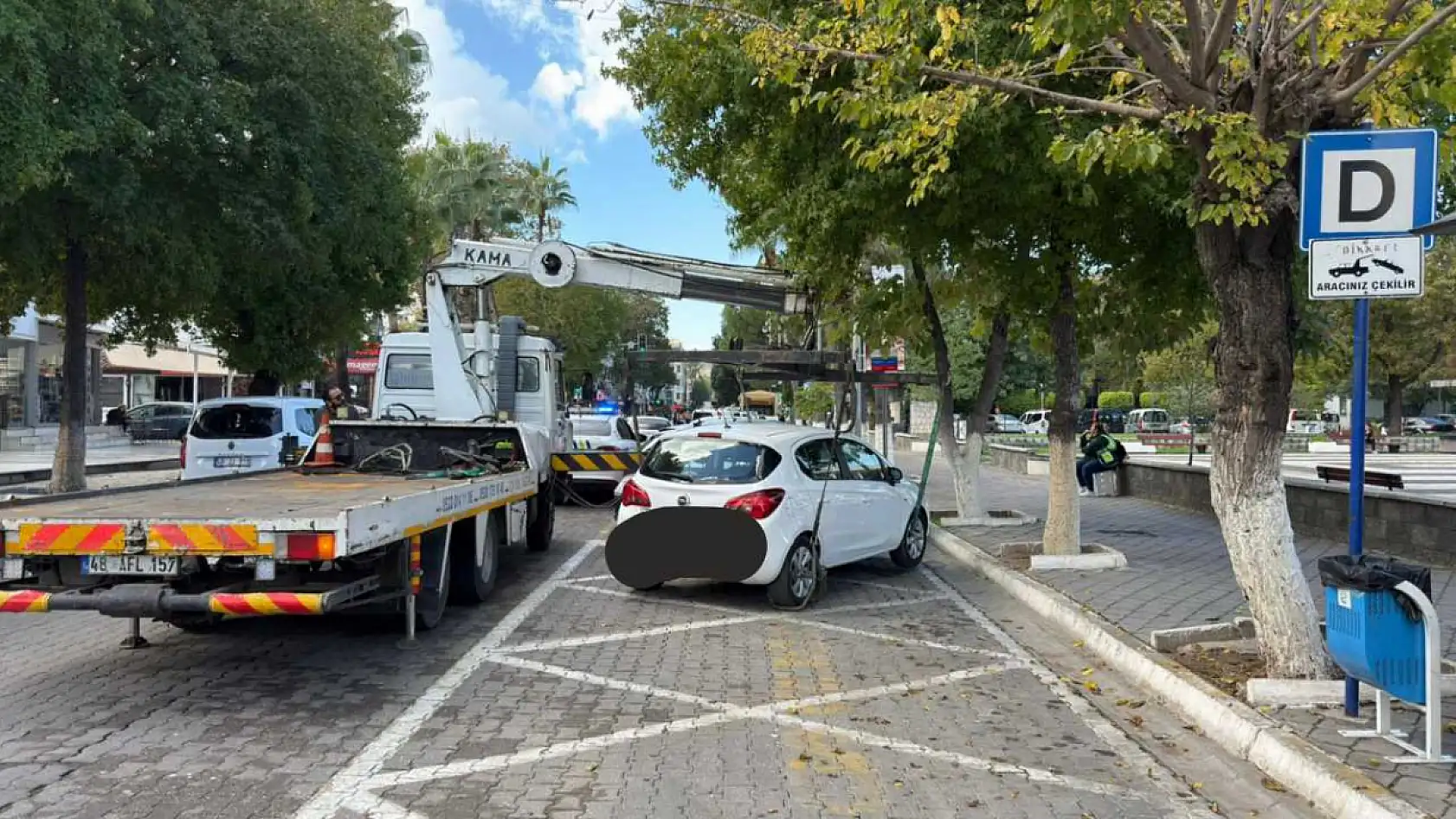 Fethiye'de hatalı park denetimi: Durağa park eden araç çekiciyle kaldırıldı