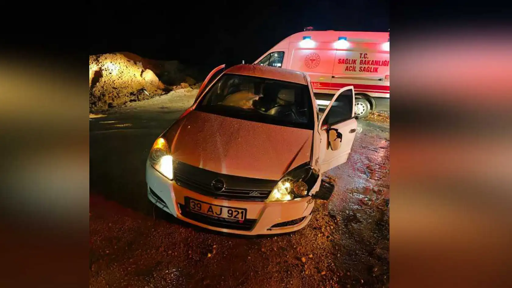 Yağışlı yolda zincirleme kaza: 3 araç birbirine girdi, 4 yaralı