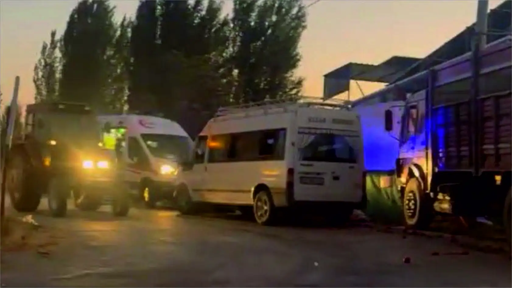 Domates Yüklü Kamyon Tarım İşçilerini Taşıyan Minibüsle Çarpıştı: 20 Yaralı